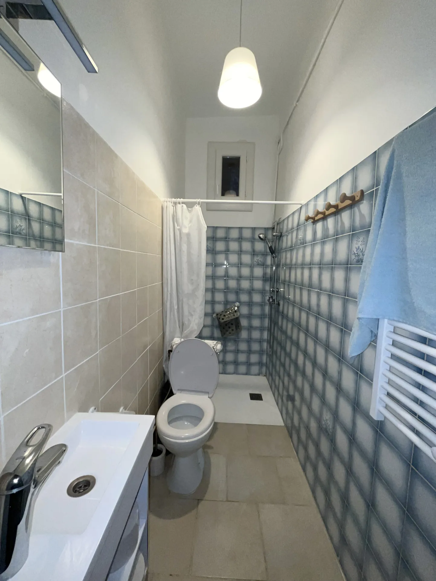 Maison de ville avec cour plein sud, 4 chambres, proche centre-ville de Lezignan Corbieres 