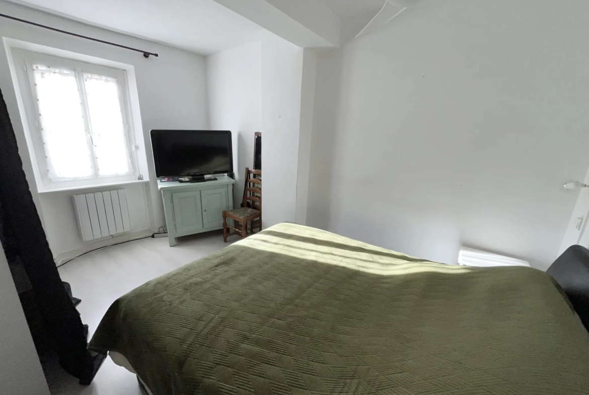 Maison de ville avec cour plein sud, 4 chambres, proche centre-ville de Lezignan Corbieres 