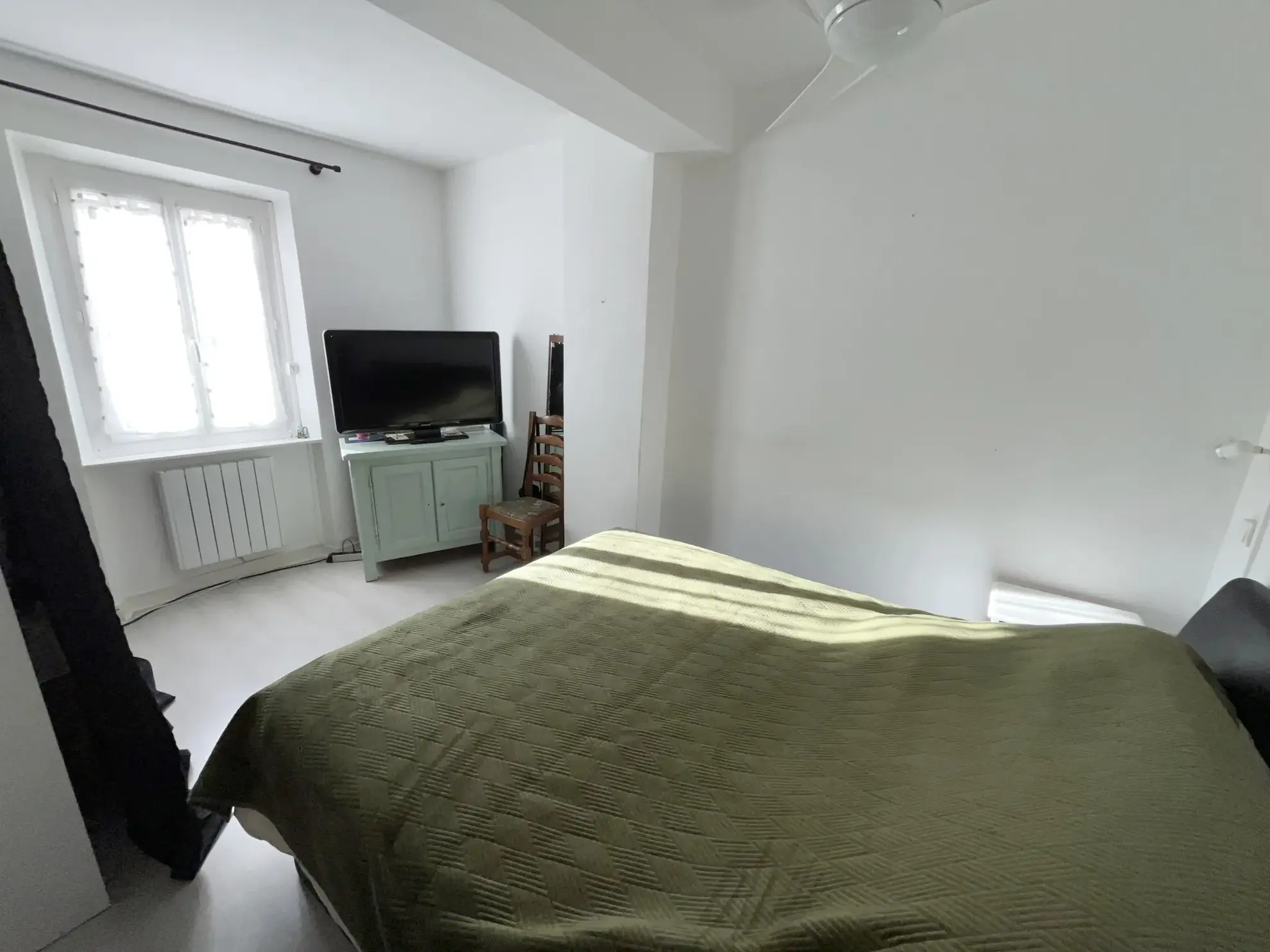 Maison de ville avec cour plein sud, 4 chambres, proche centre-ville de Lezignan Corbieres 