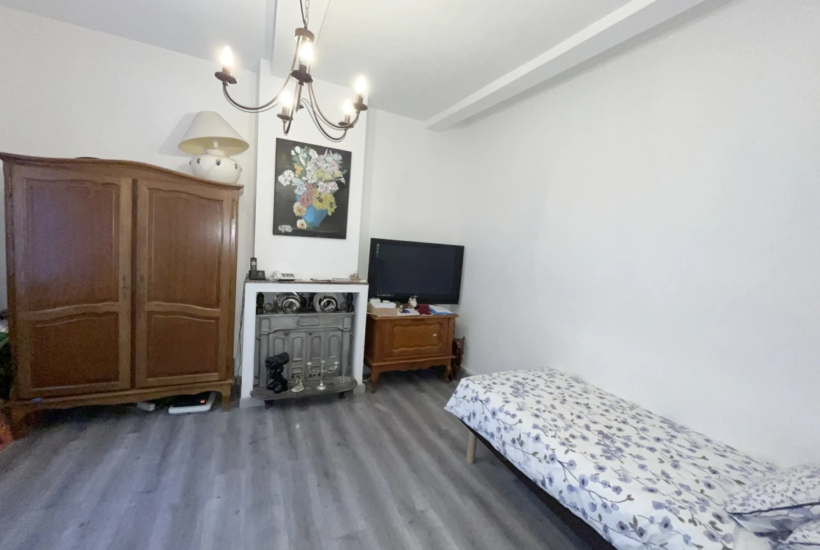 Maison de ville avec cour plein sud, 4 chambres, proche centre-ville de Lezignan Corbieres 
