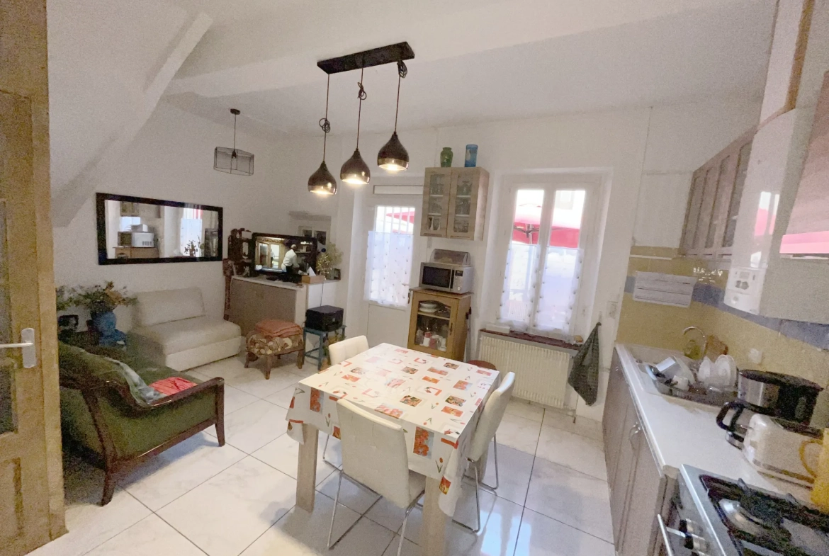 Maison de ville avec cour plein sud, 4 chambres, proche centre-ville de Lezignan Corbieres 
