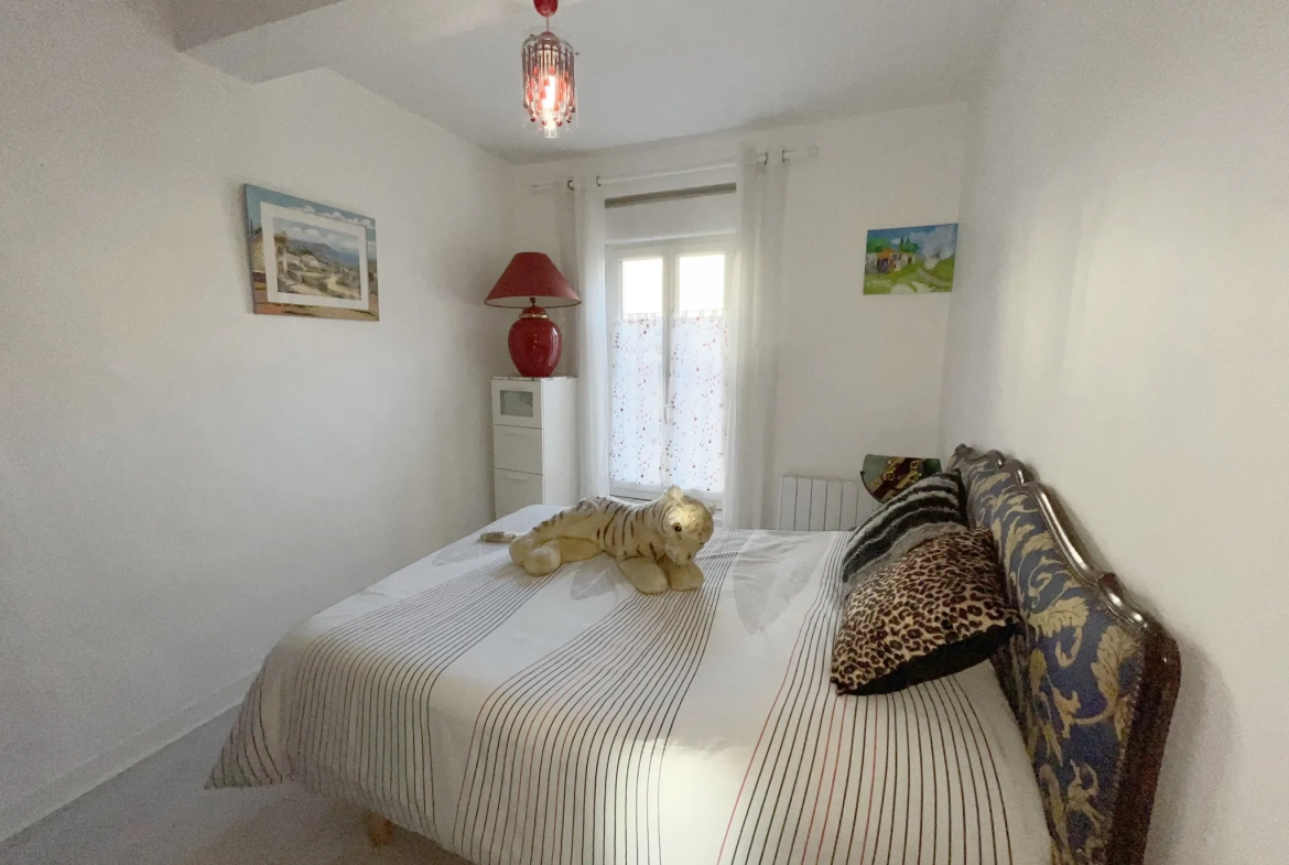 Maison de ville avec cour plein sud, 4 chambres, proche centre-ville de Lezignan Corbieres 
