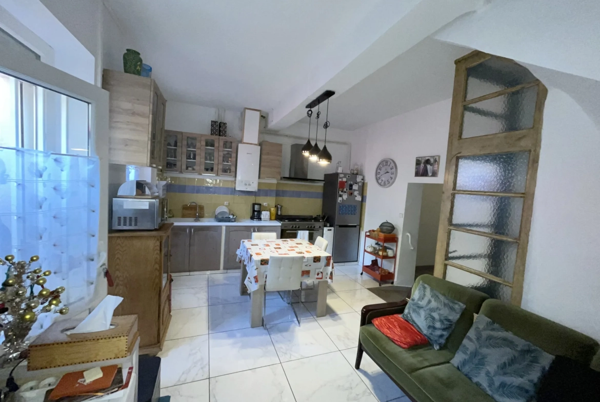 Maison de ville avec cour plein sud, 4 chambres, proche centre-ville de Lezignan Corbieres 