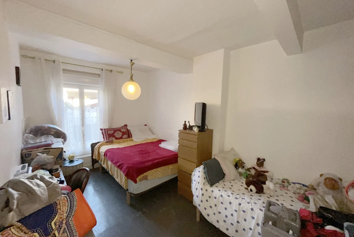Maison de ville avec cour plein sud, 4 chambres, proche centre-ville de Lezignan Corbieres 