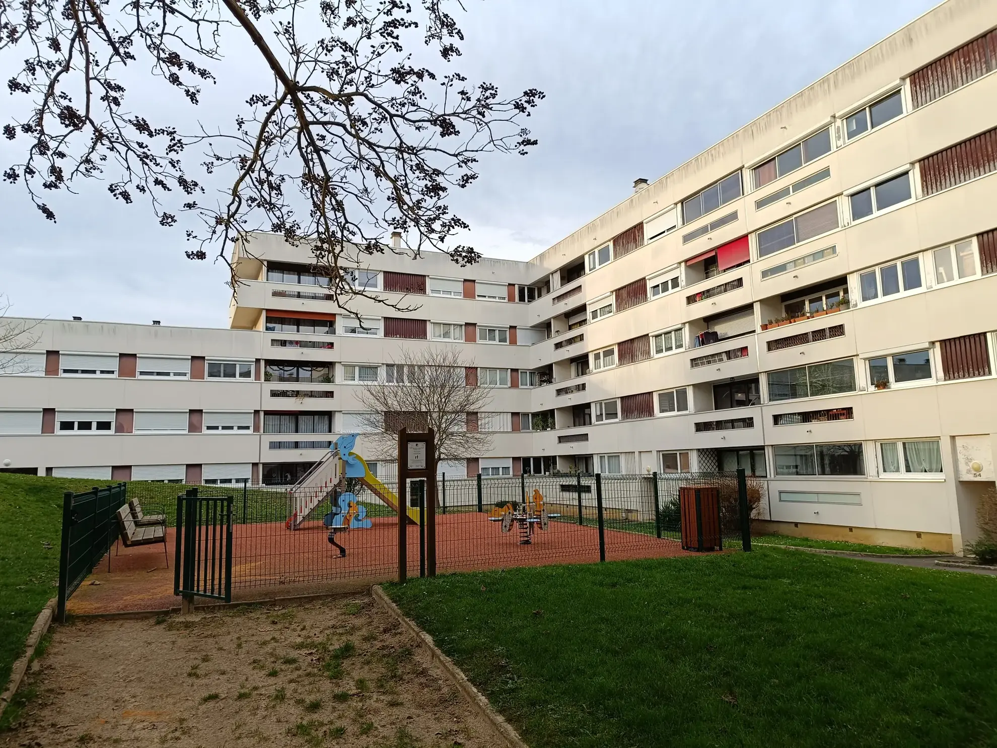 Appartement F2 de 54 m² avec parking et cave à Plaisir 