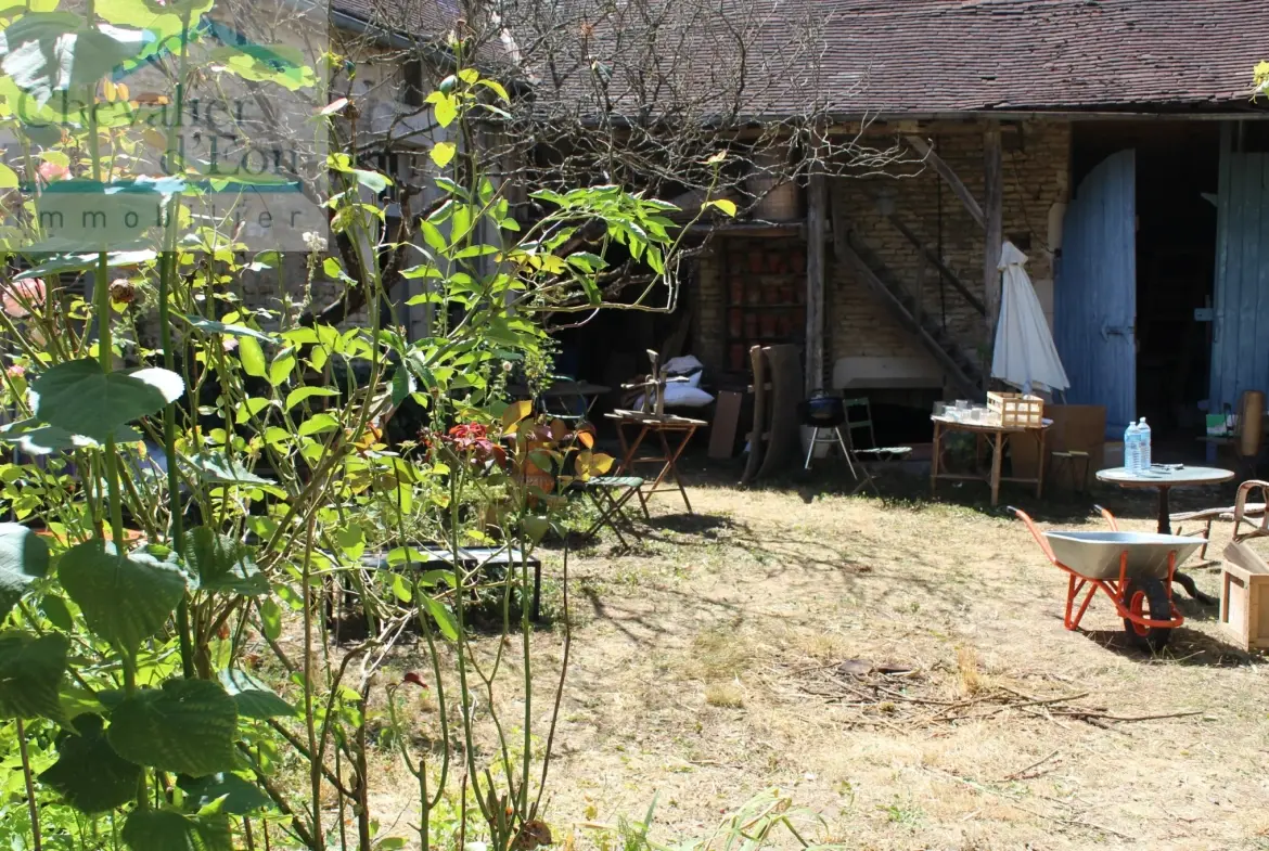 A vendre maison bourgeoise à Arthonnay en Bourgogne avec jardin et granges 
