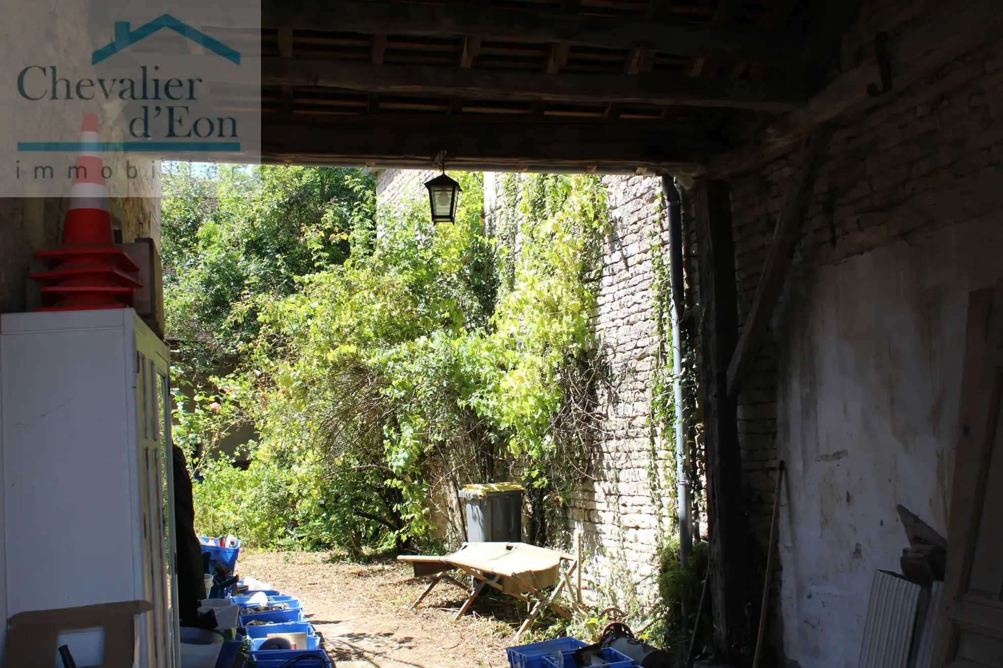 A vendre maison bourgeoise à Arthonnay en Bourgogne avec jardin et granges 