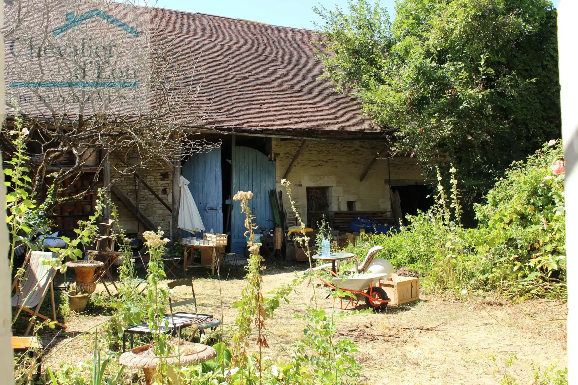 A vendre maison bourgeoise à Arthonnay en Bourgogne avec jardin et granges 