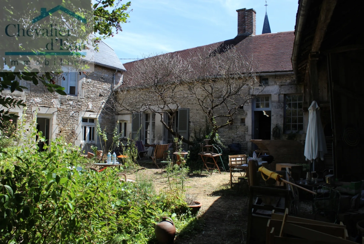 A vendre maison bourgeoise à Arthonnay en Bourgogne avec jardin et granges 