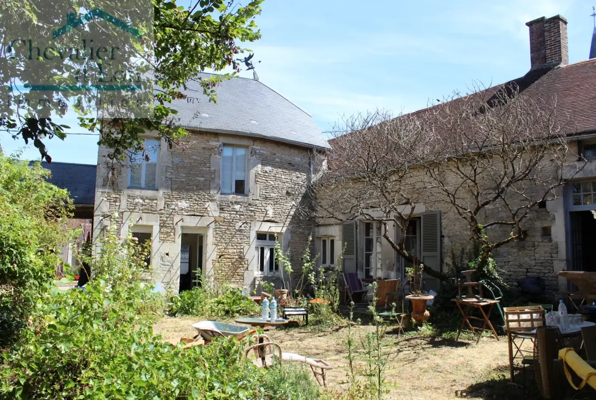 A vendre maison bourgeoise à Arthonnay en Bourgogne avec jardin et granges 