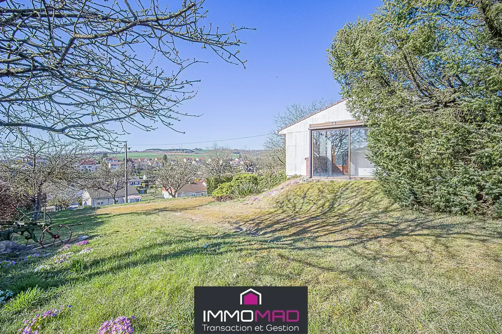 Maison de plain-pied avec sous-sol à vendre à Haudainville, 80 m², grand terrain 