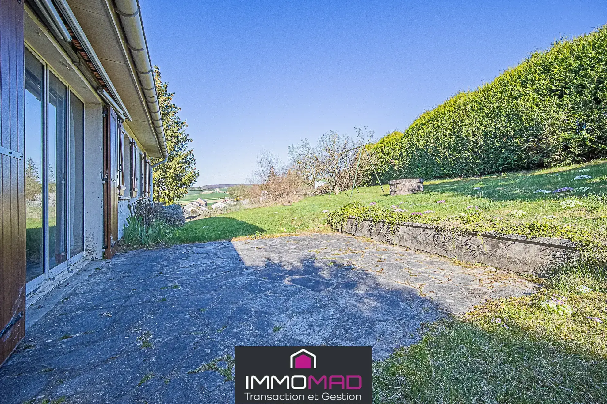 Maison de plain-pied avec sous-sol à vendre à Haudainville, 80 m², grand terrain 