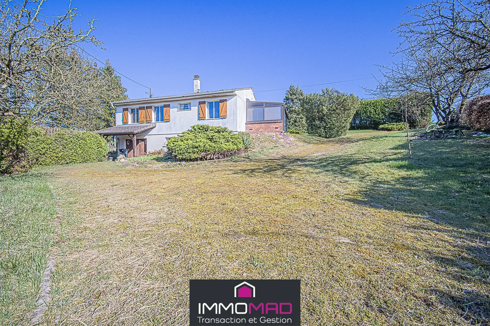 Maison de plain-pied avec sous-sol à vendre à Haudainville, 80 m², grand terrain 