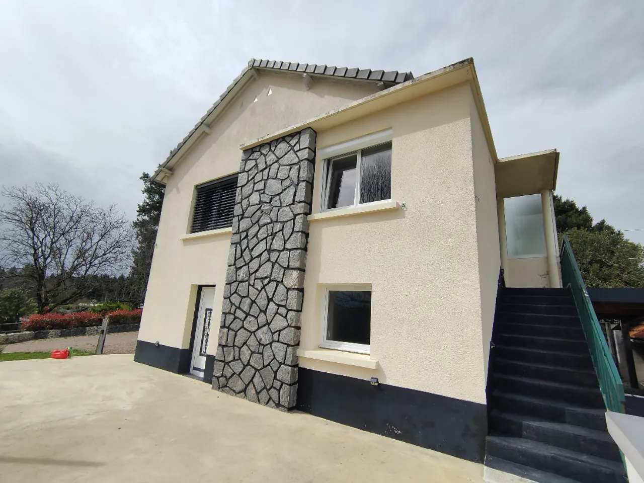 Maison rénovée avec vue dégagée et terrain de 1300 m² à Chameyrat 