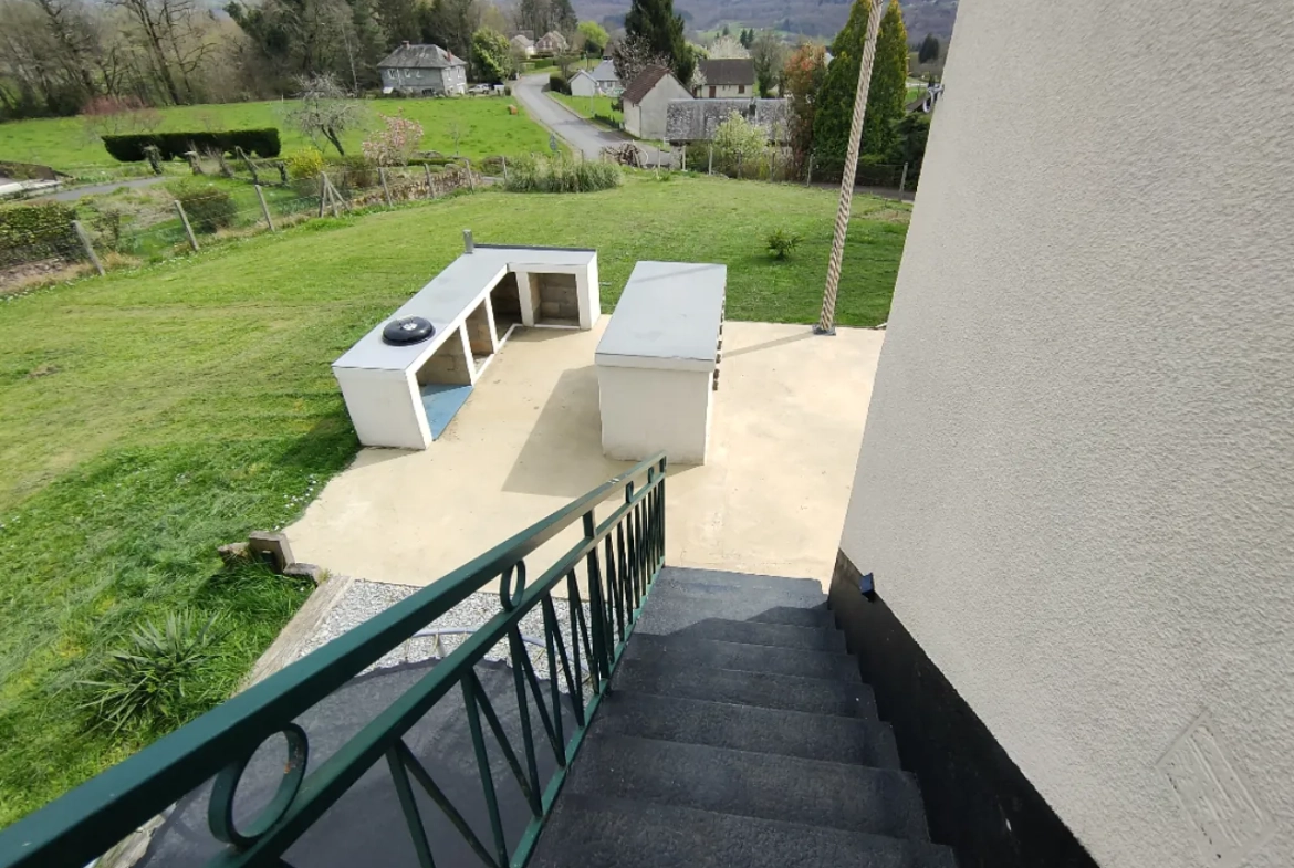 Maison rénovée avec vue dégagée et terrain de 1300 m² à Chameyrat 