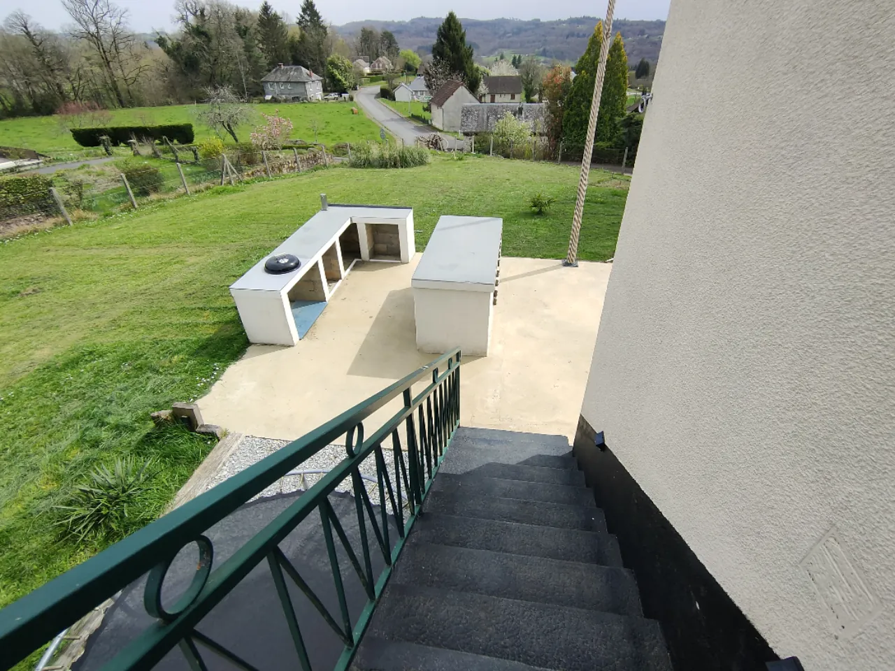 Maison rénovée avec vue dégagée et terrain de 1300 m² à Chameyrat 