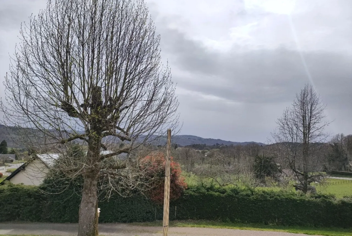 Maison rénovée avec vue dégagée et terrain de 1300 m² à Chameyrat 