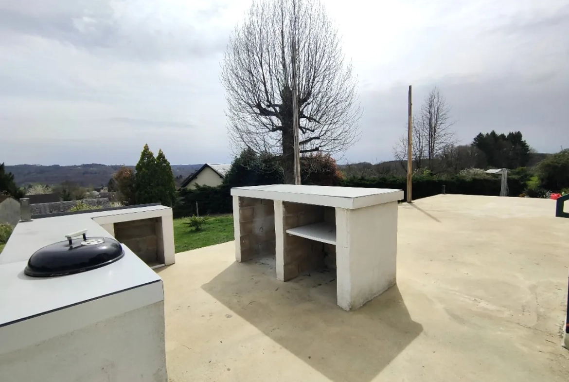 Maison rénovée avec vue dégagée et terrain de 1300 m² à Chameyrat 