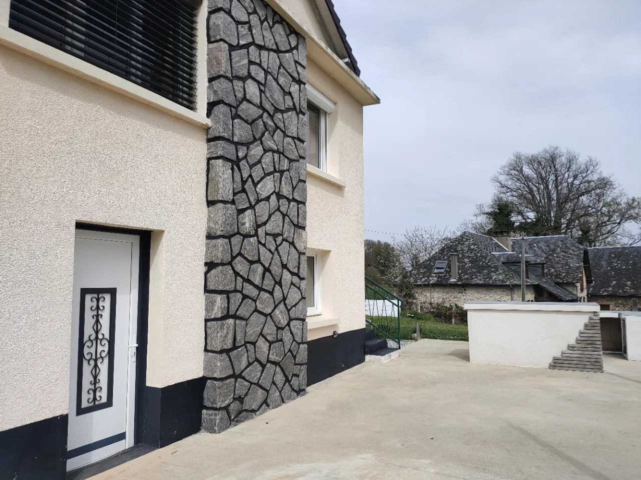 Maison rénovée avec vue dégagée et terrain de 1300 m² à Chameyrat 