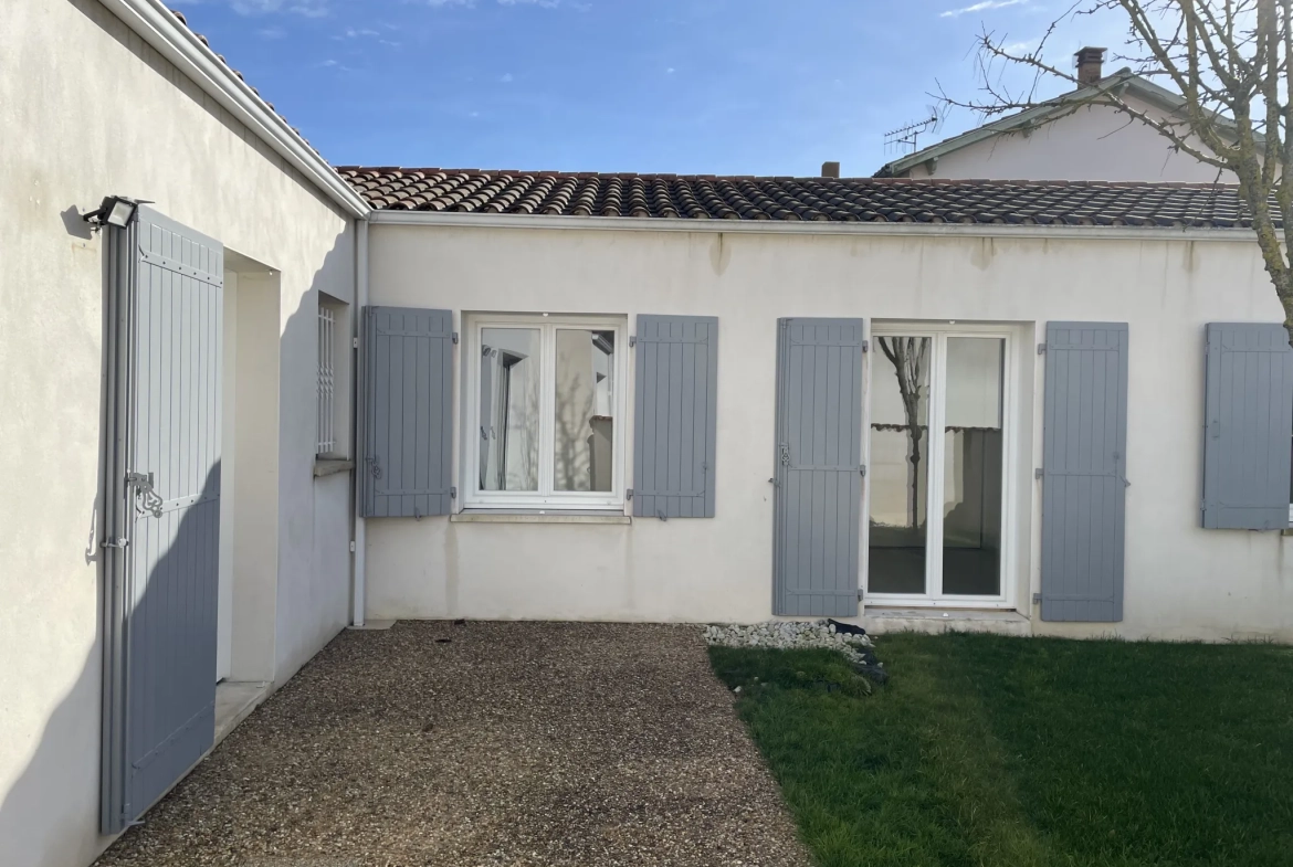 Maison de plain-pied lumineuse avec jardin et garage à Croix Chapeau 