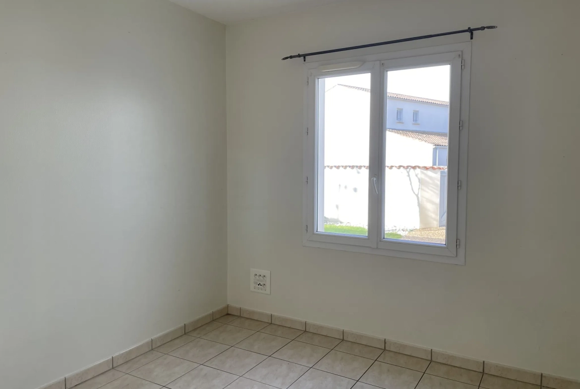 Maison de plain-pied lumineuse avec jardin et garage à Croix Chapeau 