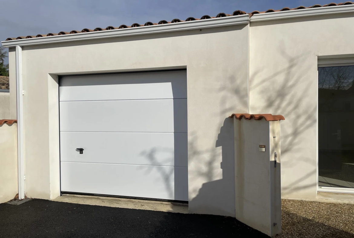 Maison de plain-pied lumineuse avec jardin et garage à Croix Chapeau 