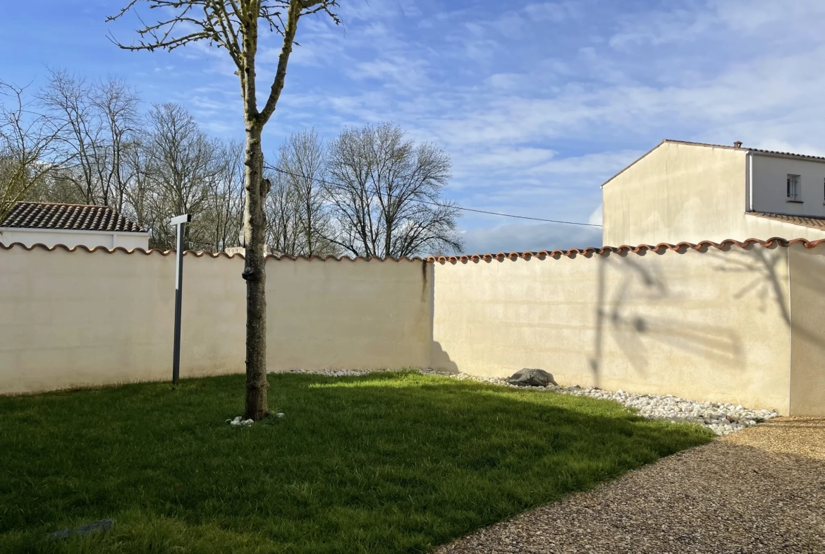 Maison de plain-pied lumineuse avec jardin et garage à Croix Chapeau 