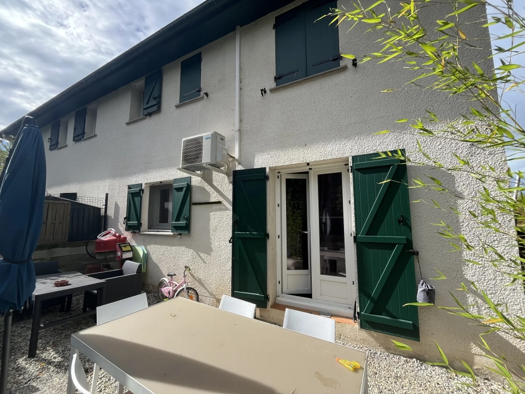 Belle maison mitoyenne à vendre à Briscous dans un quartier calme
