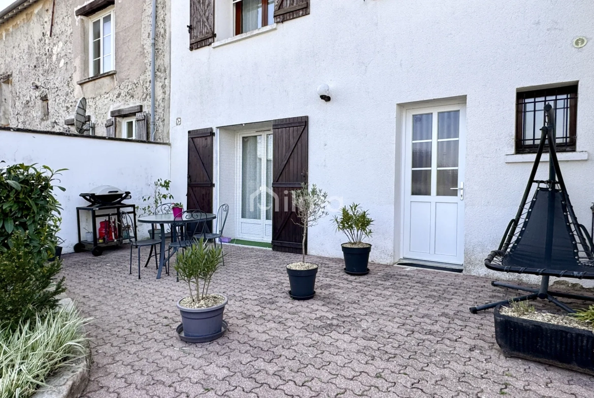 Charmant appartement 2 pièces rénové à Jouarre, cadre paisible avec parking et terrasse 