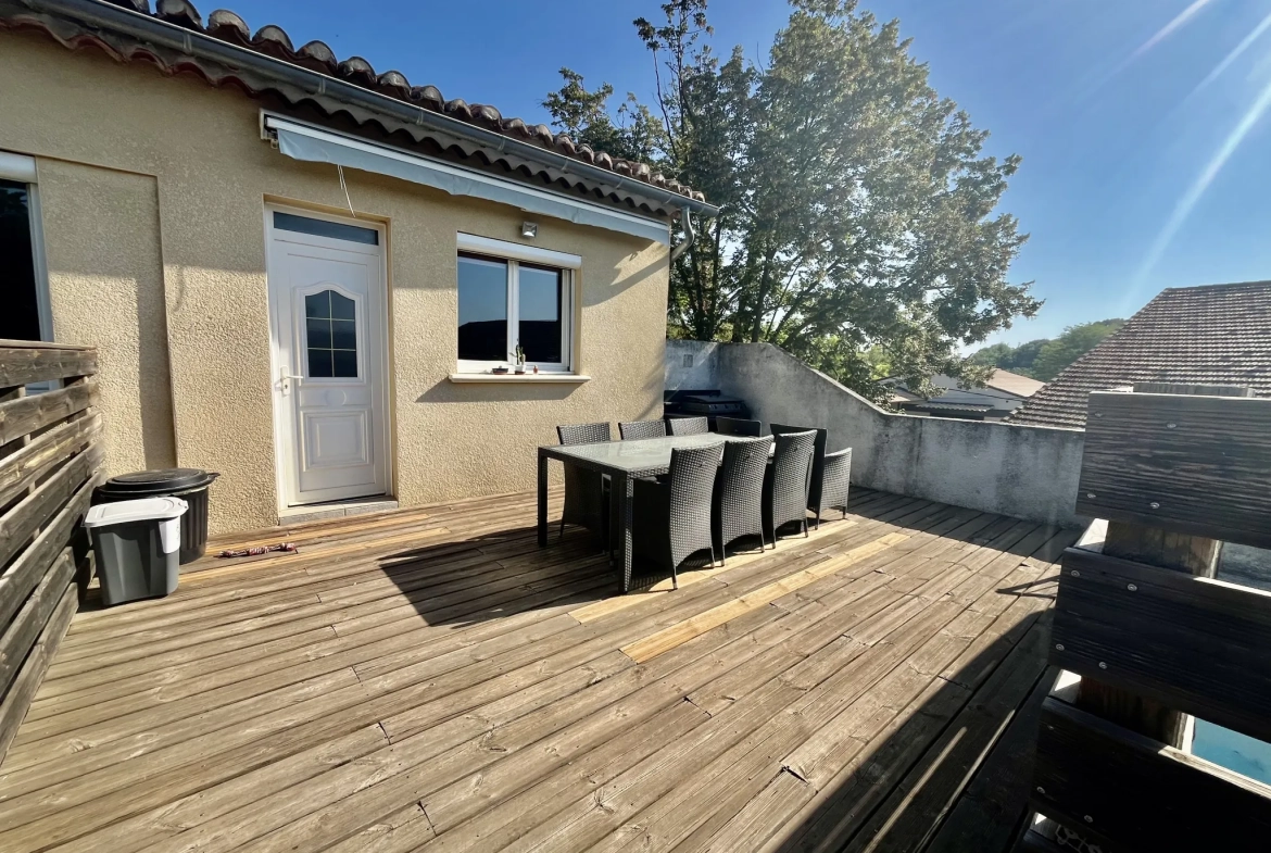 Appartement rénové avec jardin, garage et terrasse à Connaux 