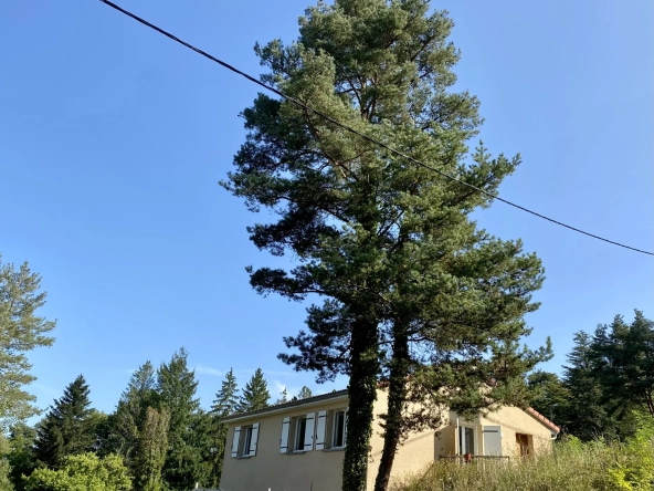 Maison individuelle avec 4 chambres et vue dégagée à Courpière 