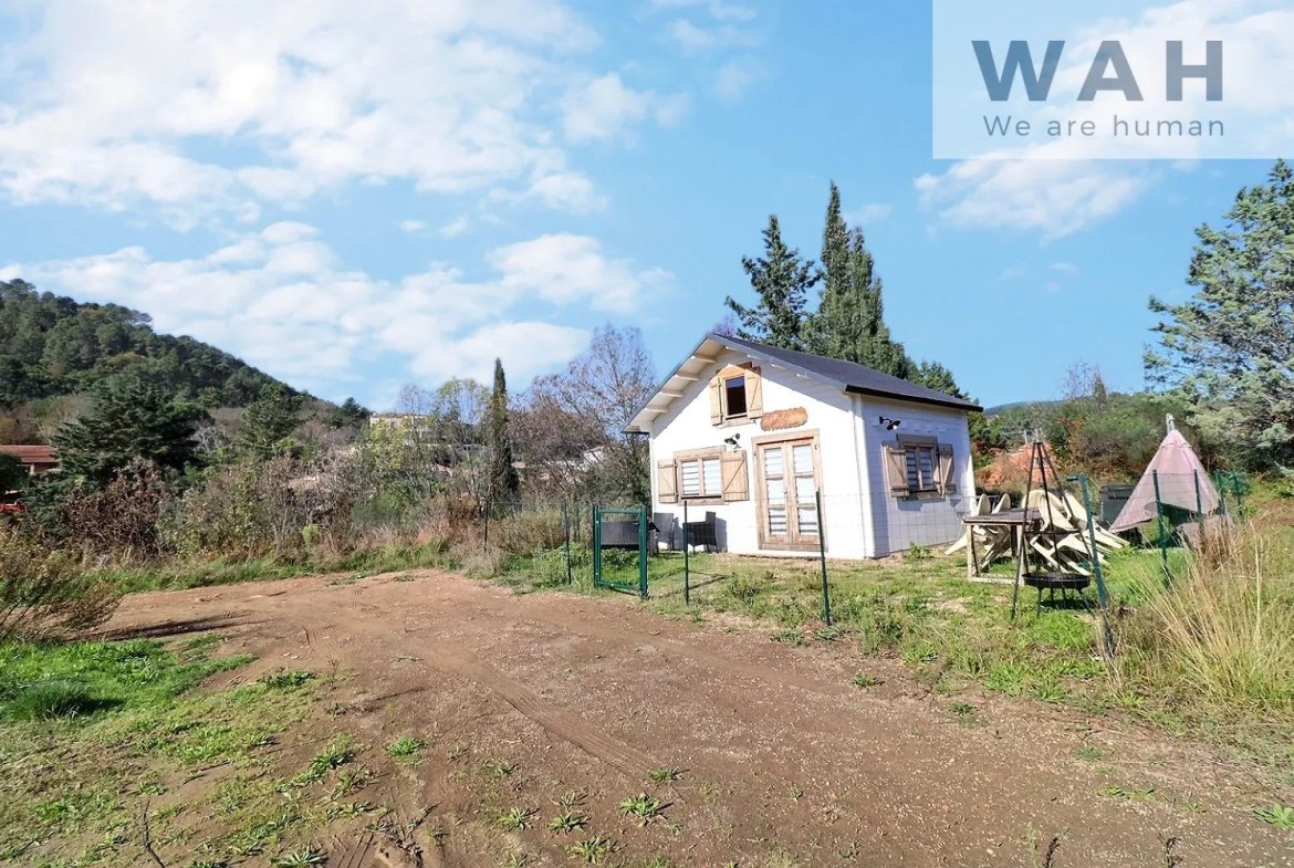 À vendre chalet en bois avec terrain à Lodève, vue montagne, proche commodités 