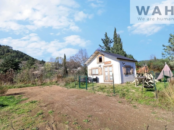 À vendre chalet en bois avec terrain à Lodève, vue montagne, proche commodités