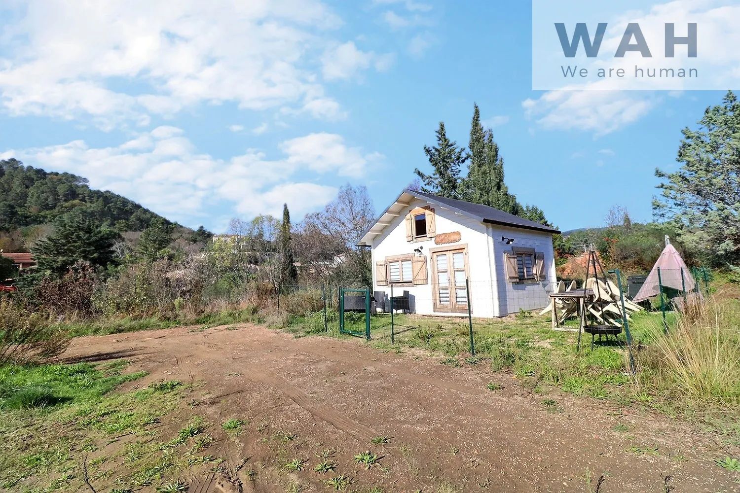 À vendre chalet en bois avec terrain à Lodève, vue montagne, proche commodités 