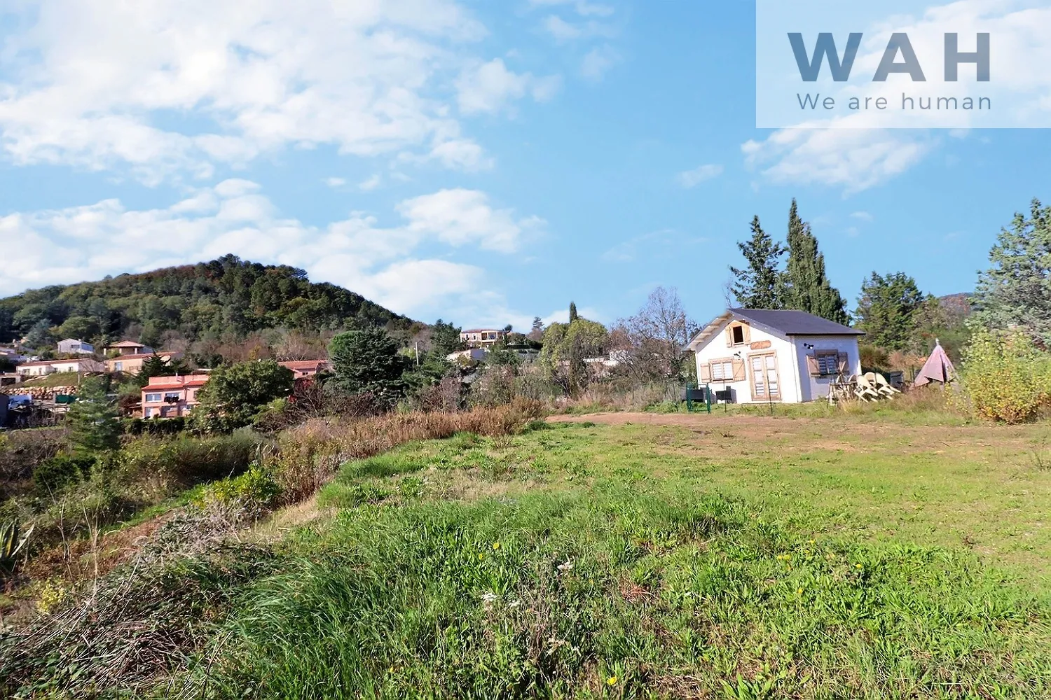 À vendre chalet en bois avec terrain à Lodève, vue montagne, proche commodités 