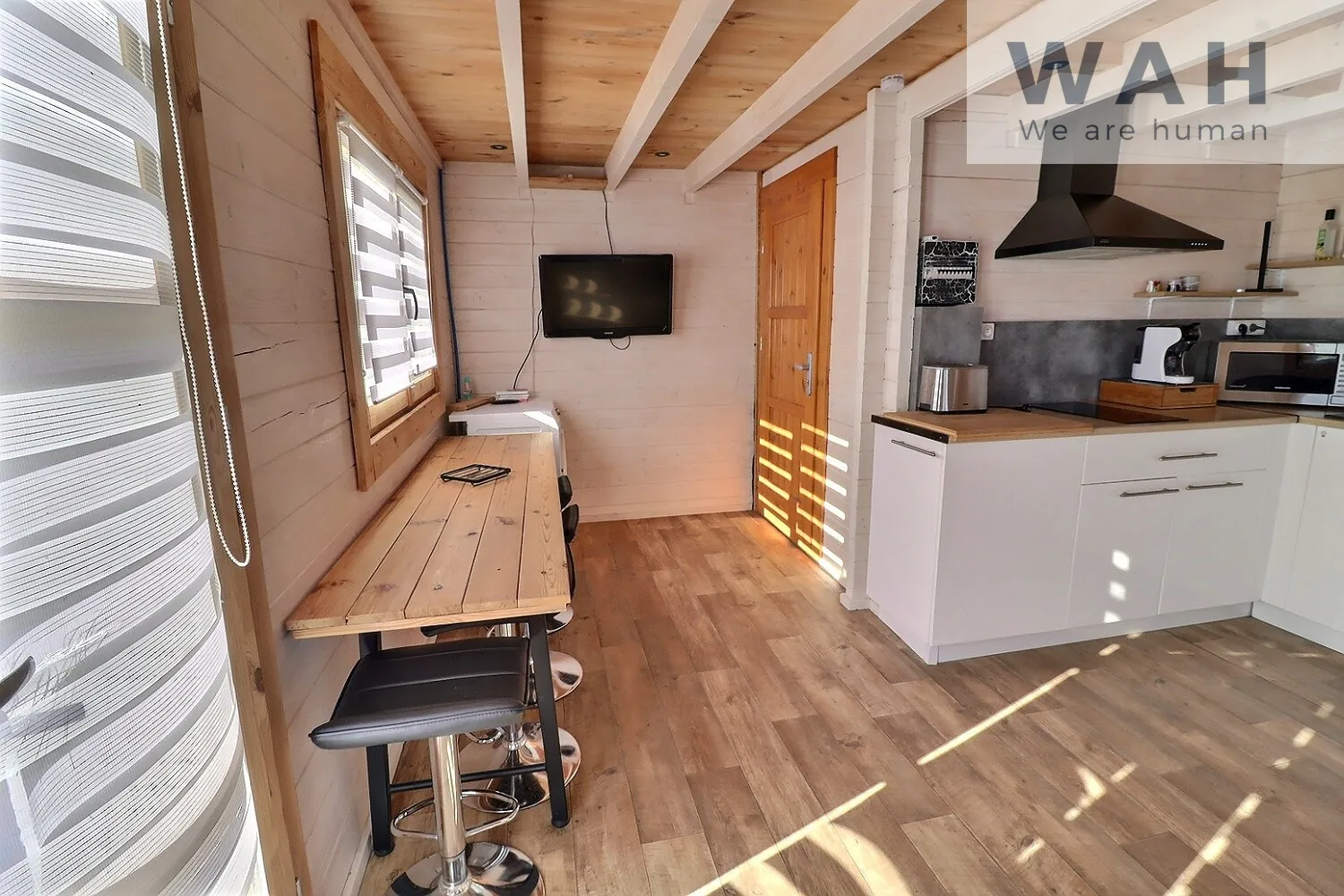 À vendre chalet en bois avec terrain à Lodève, vue montagne, proche commodités 