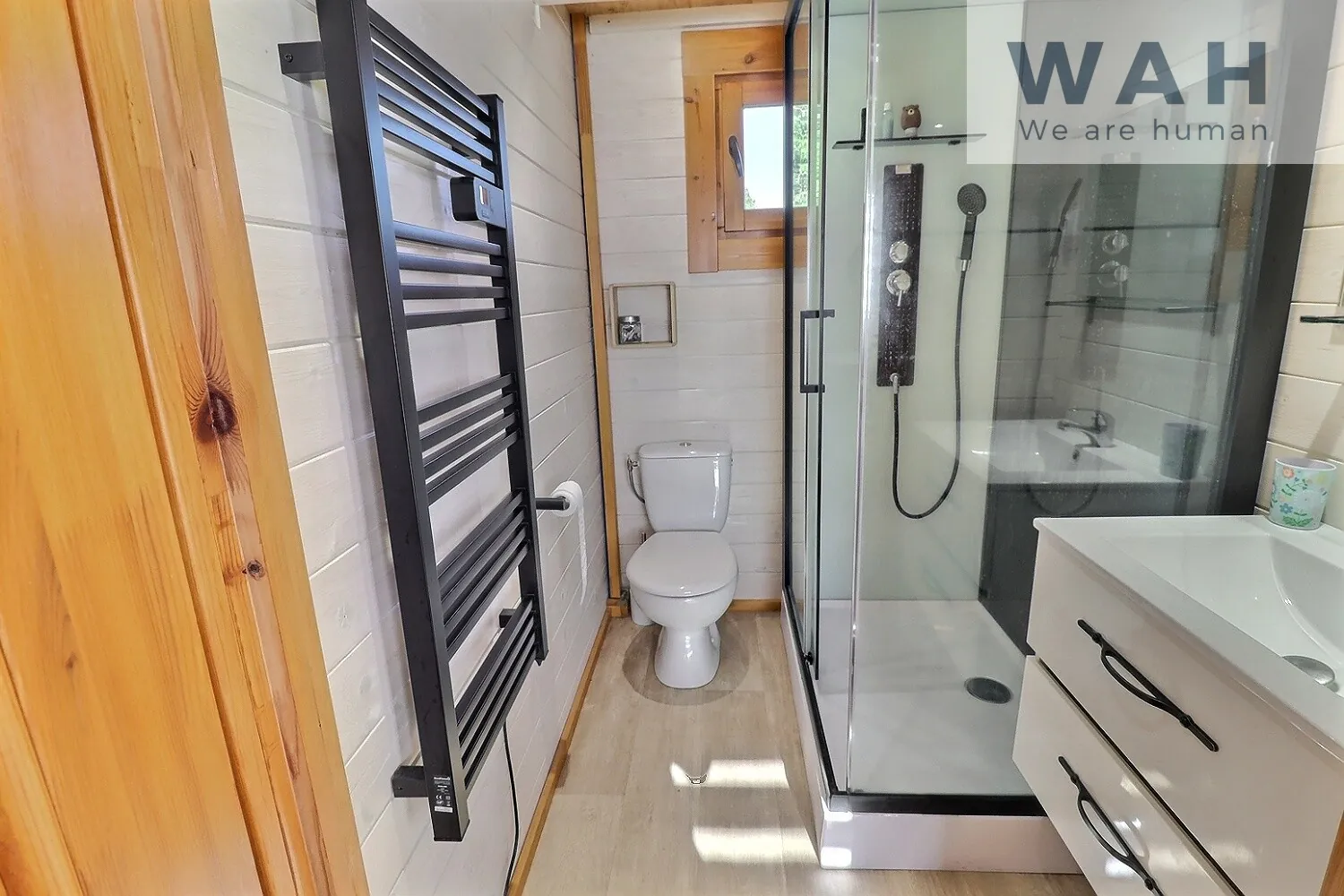 À vendre chalet en bois avec terrain à Lodève, vue montagne, proche commodités 