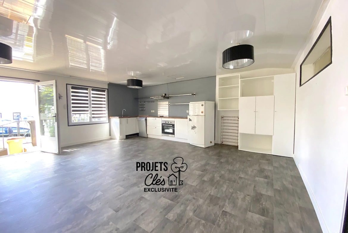 Maison de ville à vendre à Les Achards avec jardin, garage et potentiel de rénovation 