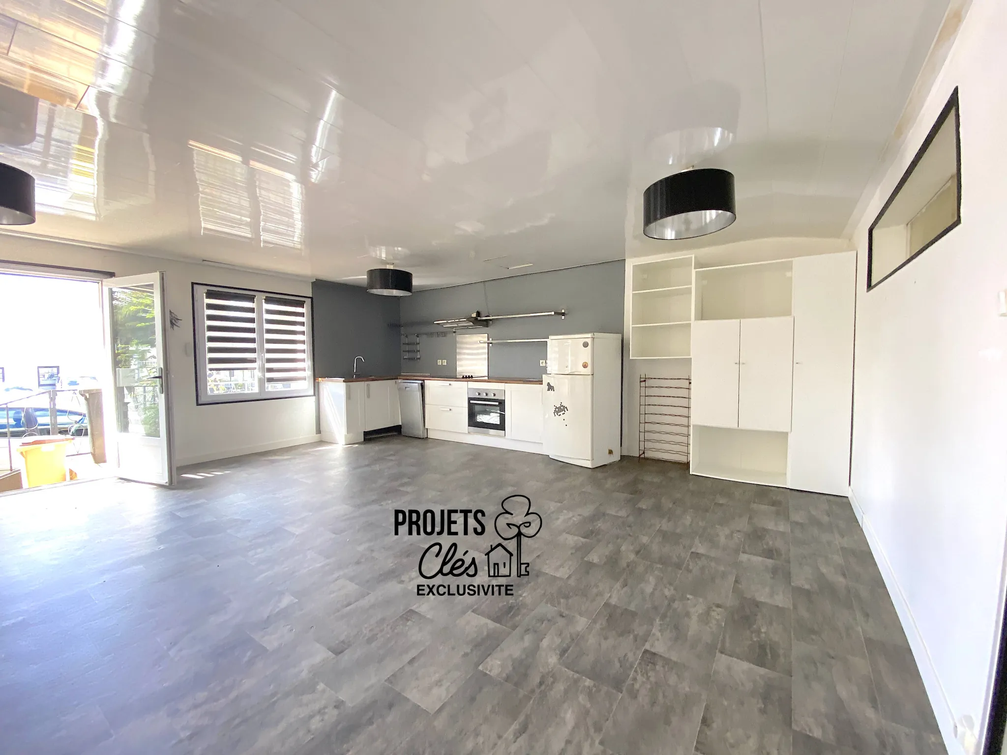 Maison de ville à vendre à Les Achards avec jardin, garage et potentiel de rénovation 