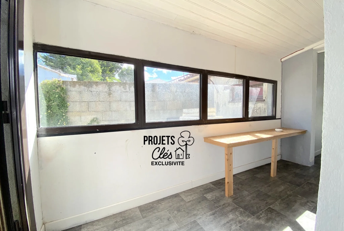 Maison de ville à vendre à Les Achards avec jardin, garage et potentiel de rénovation 