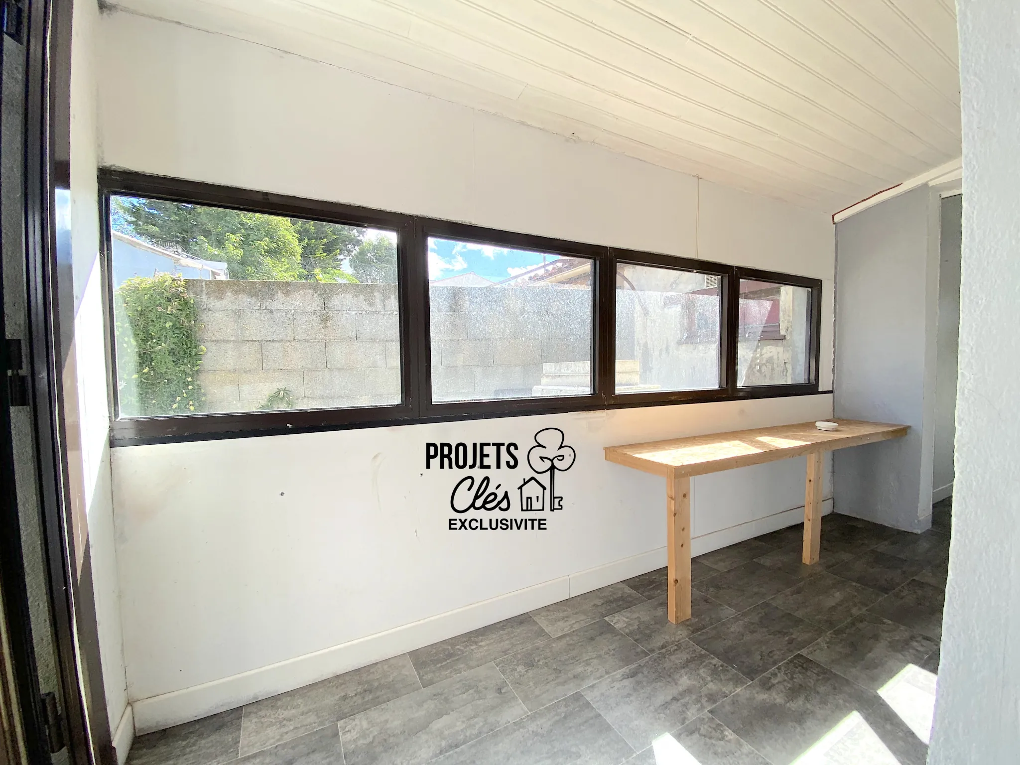 Maison de ville à vendre à Les Achards avec jardin, garage et potentiel de rénovation 
