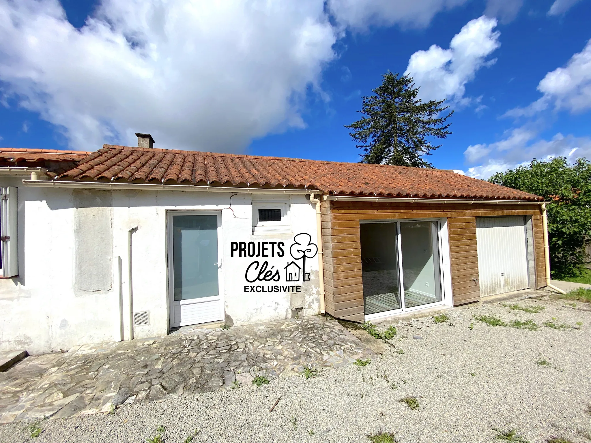 Maison de ville à vendre à Les Achards avec jardin, garage et potentiel de rénovation 