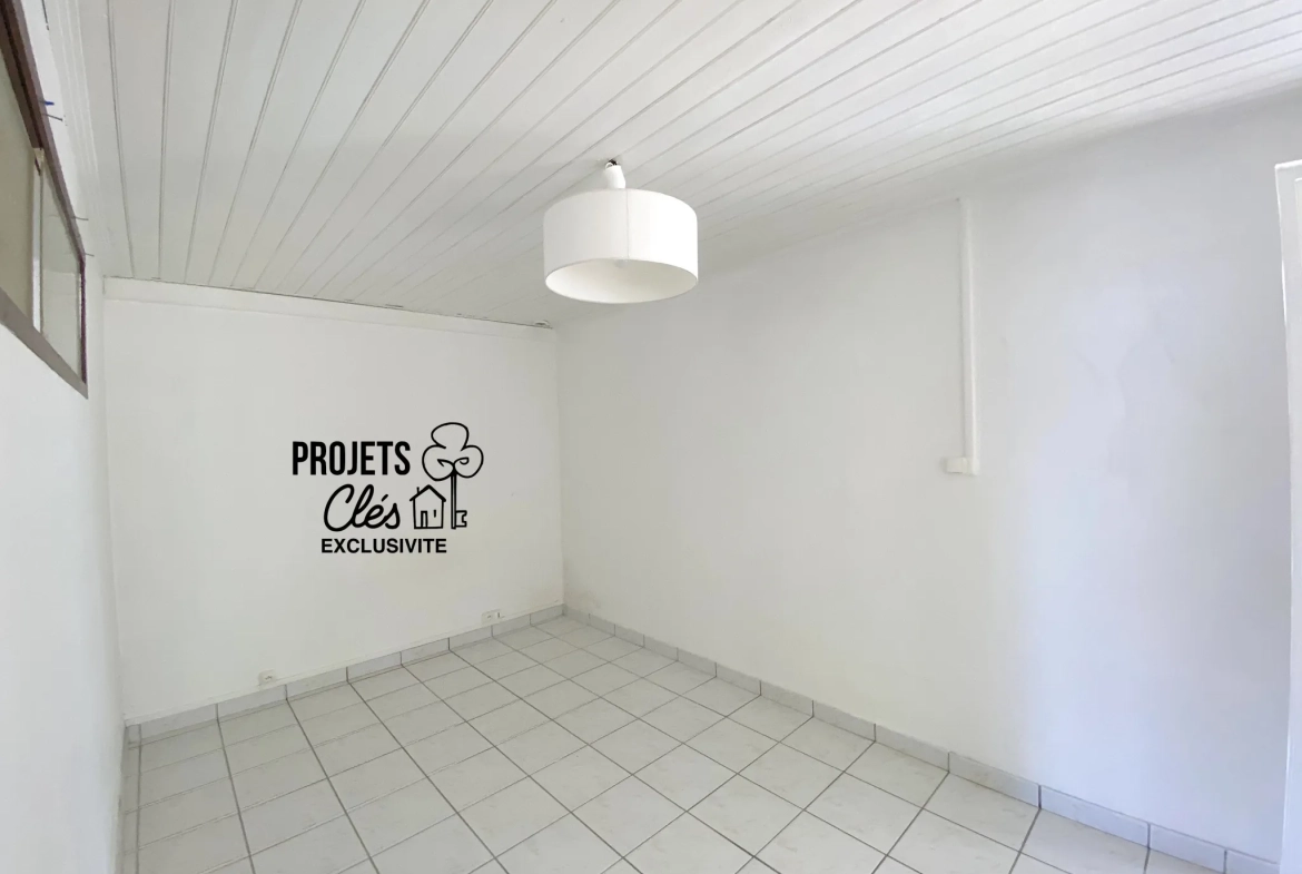 Maison de ville à vendre à Les Achards avec jardin, garage et potentiel de rénovation 