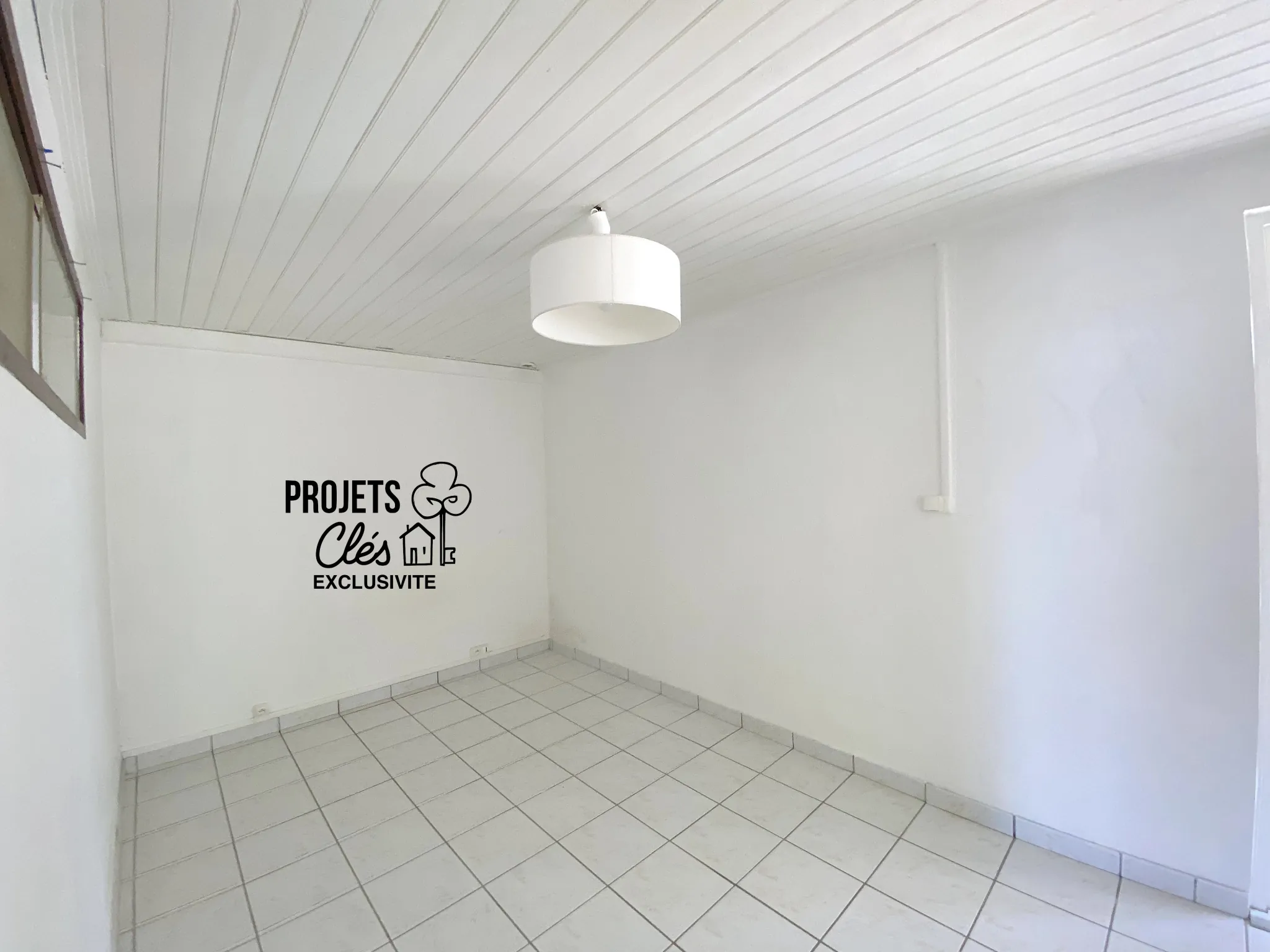 Maison de ville à vendre à Les Achards avec jardin, garage et potentiel de rénovation 