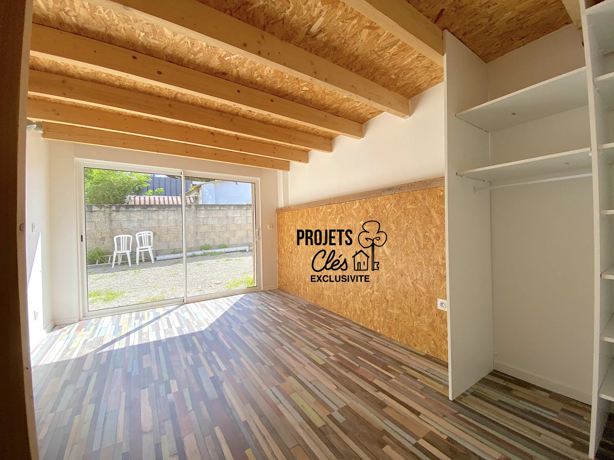 Maison de ville à vendre à Les Achards avec jardin, garage et potentiel de rénovation 