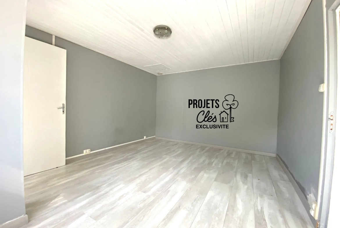 Maison de ville à vendre à Les Achards avec jardin, garage et potentiel de rénovation 
