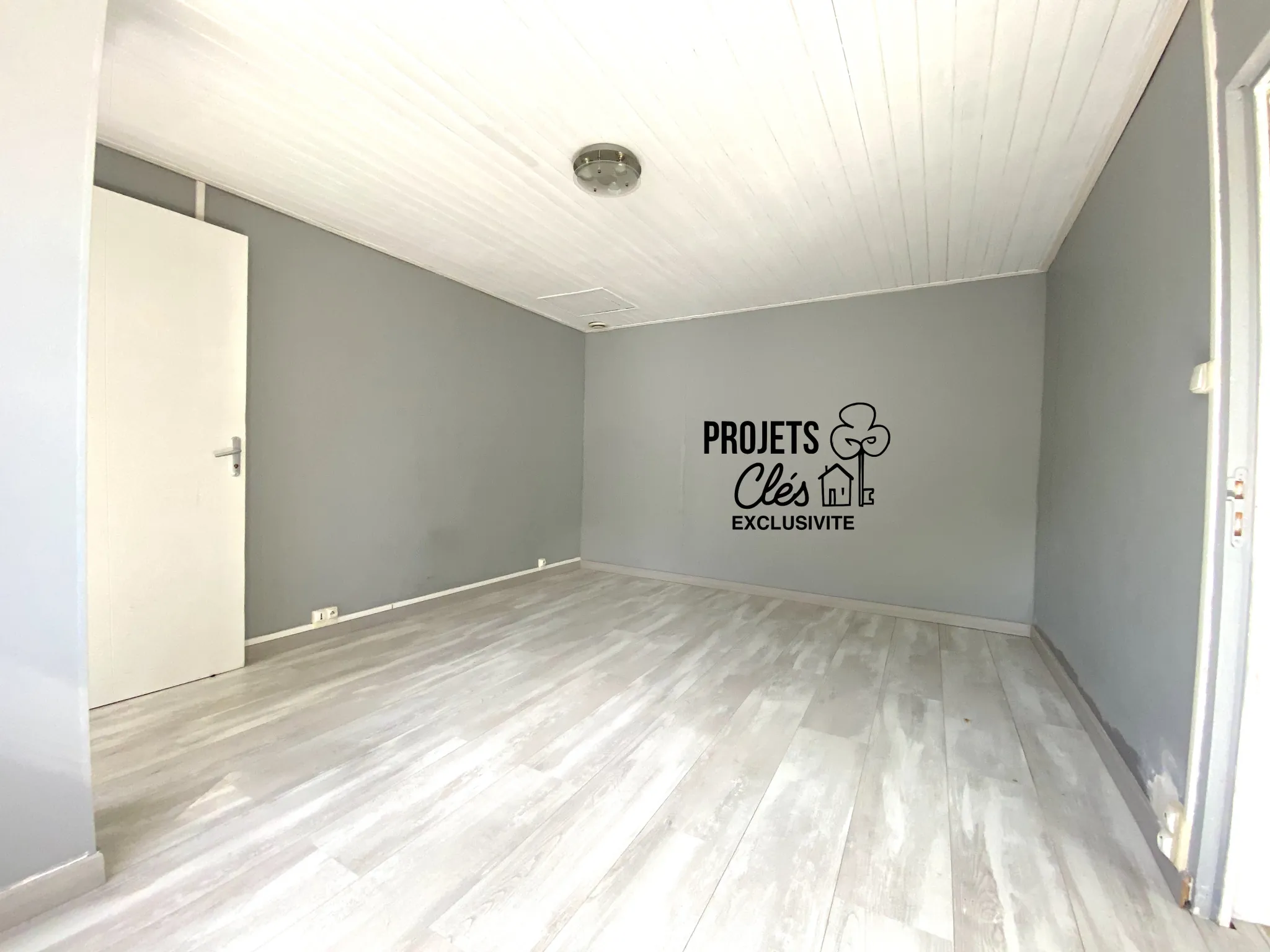 Maison de ville à vendre à Les Achards avec jardin, garage et potentiel de rénovation 