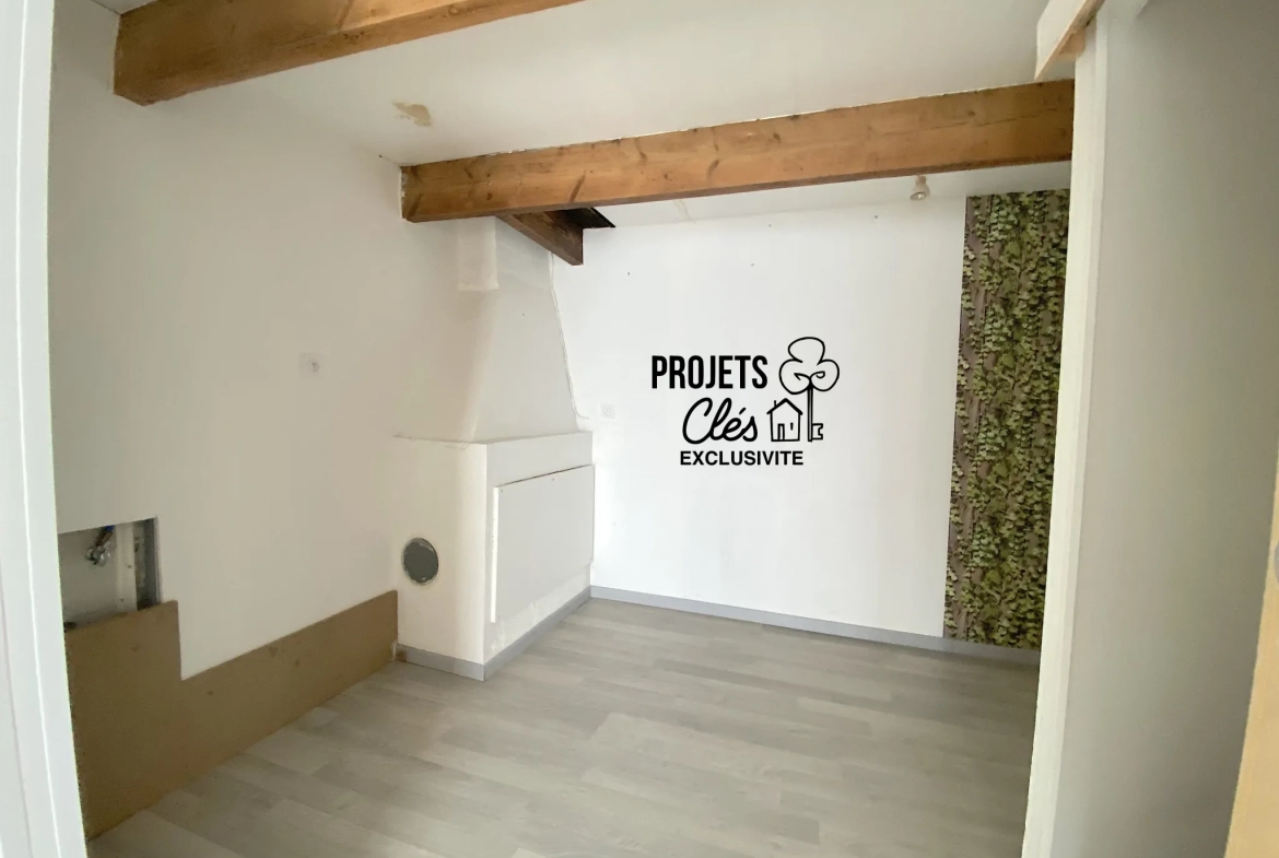 Maison de ville à vendre à Les Achards avec jardin, garage et potentiel de rénovation 