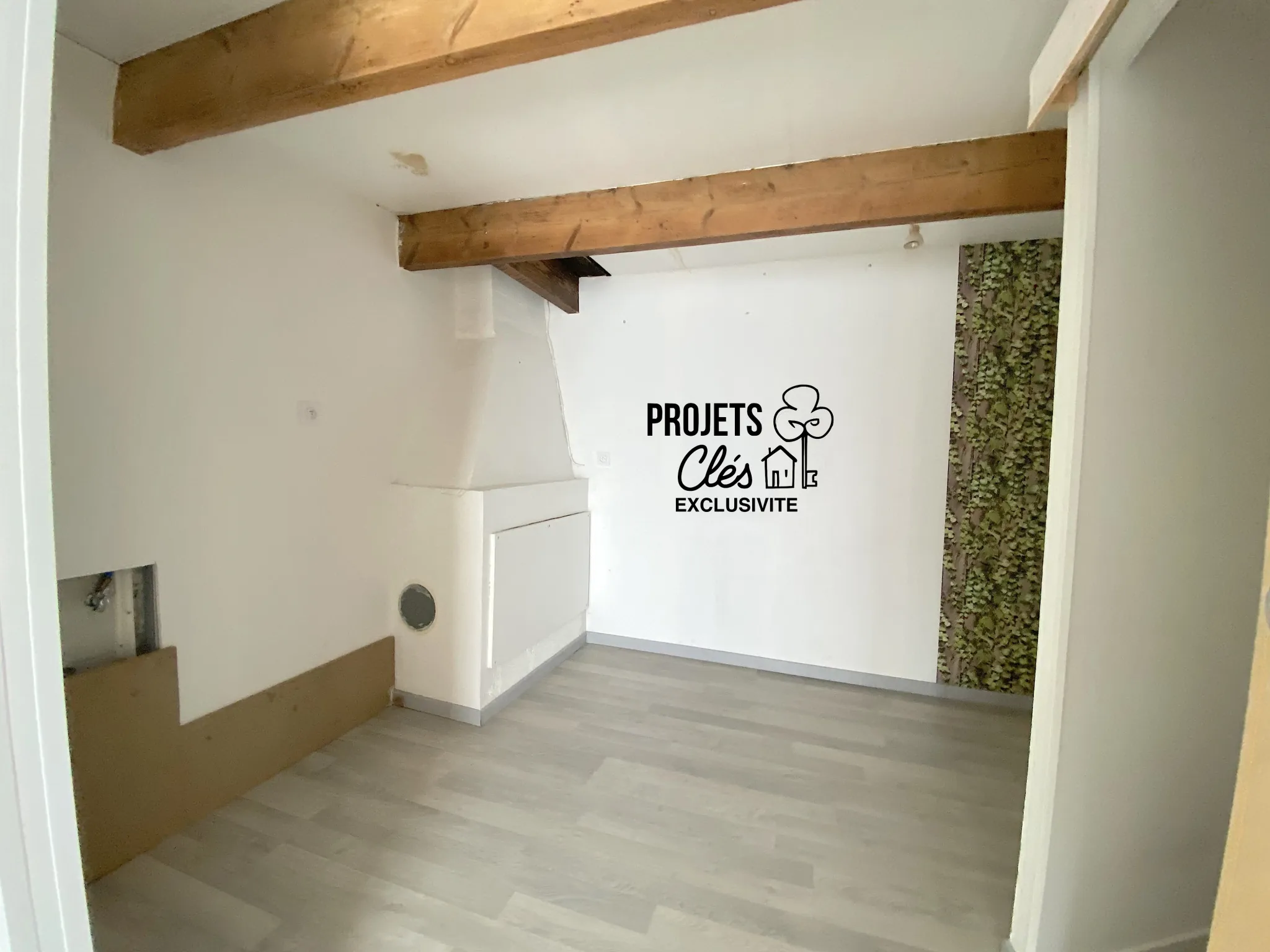 Maison de ville à vendre à Les Achards avec jardin, garage et potentiel de rénovation 