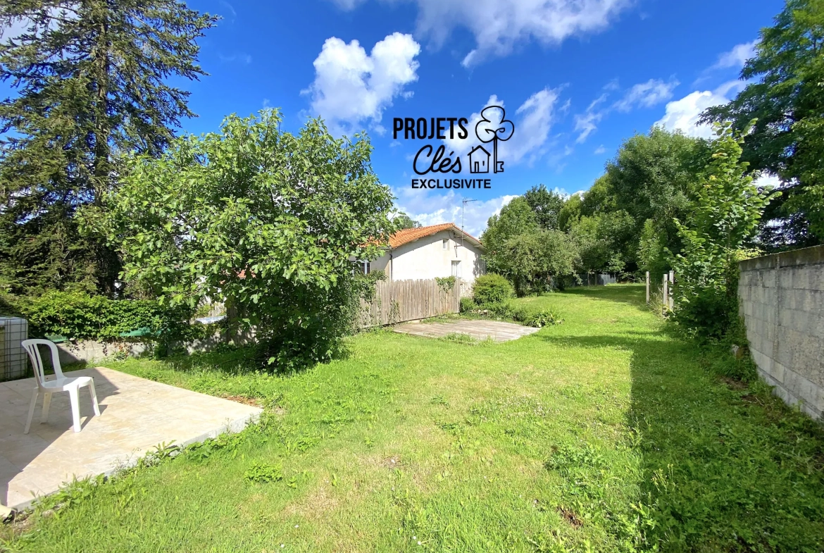 Maison de ville à vendre à Les Achards avec jardin, garage et potentiel de rénovation 